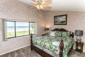 3 habitaciones, tabla de planchar con plancha y ropa de cama