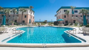 Appart'hôtel, 1 très grand lit (SEA -516 2BR Ocean View Pool Free Tix) | Piscine | Piscine extérieure, piscine chauffée