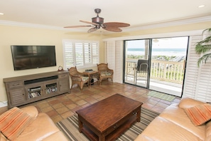 Apartment, Mehrere Betten (SEA -212 3BR Ocean View Pool Free Tix) | Wohnbereich