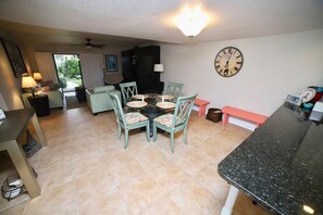 Apartment, 1 King-Bett, Meerblick (SEA -411 2BR Ocean View Pool Free Tix) | Wohnzimmer