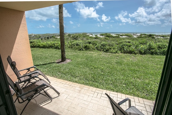 Apartment, 1 King-Bett (SEA -515 2BR Ocean View Pool Free Tix) | Balkon