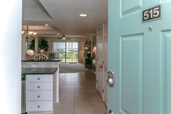 Condo, 1 très grand lit (SEA -515 2BR Ocean View Pool Free Tix) | Cuisine privée