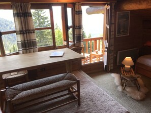 Televisión, chimenea, futbolito, mesa de ping pong