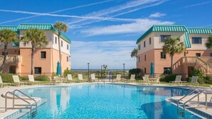 Appart'hôtel, 1 très grand lit (SEA -520 2BR Ocean View Pool Free Tix) | Piscine