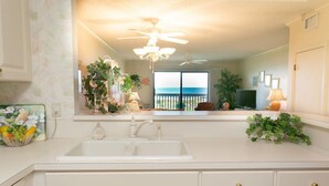 Appart'hôtel, 1 très grand lit (SEA -520 2BR Ocean View Pool Free Tix) | Cuisine privée