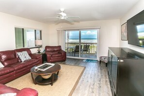 公寓式客房, 多张床 (SEA -512 3BR Ocean View Pool Free Tix) | 客厅 | 平板电视