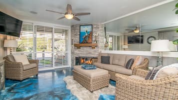 House, Multiple Beds (Paradise Under The Sea) | Living room | TV, fireplace, DVD player, table tennis