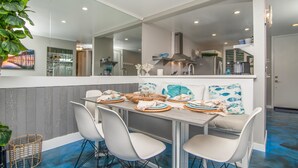 Maison, plusieurs lits (Paradise Under The Sea) | Cuisine privée | Cafetière/bouilloire, réfrigérateur, micro-ondes, plaque de cuisson