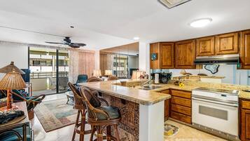 Condo, 1 Queen Bed (White Sands Village#118) | Private kitchen | Dishwasher, paper towels