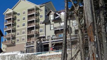 Una piscina cubierta, una piscina al aire libre