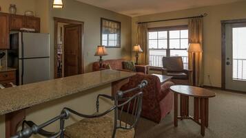 Casa, varias camas (2 Br:   Soaring Eagle 211) | Sala de estar | Una televisión de pantalla plana, una chimenea, un reproductor de DVD