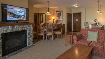 Casa, varias camas (2 Br:   Soaring Eagle 211) | Sala de estar | Una televisión de pantalla plana, una chimenea, un reproductor de DVD