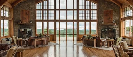 House, Berbilang Katil (3 Br: Soaring Eagle 404) | Ruang tamu | 32 inci televisyen dengan kabel, pendiangan