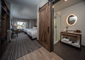 Roupas de cama premium, cofres nos quartos, escrivaninha