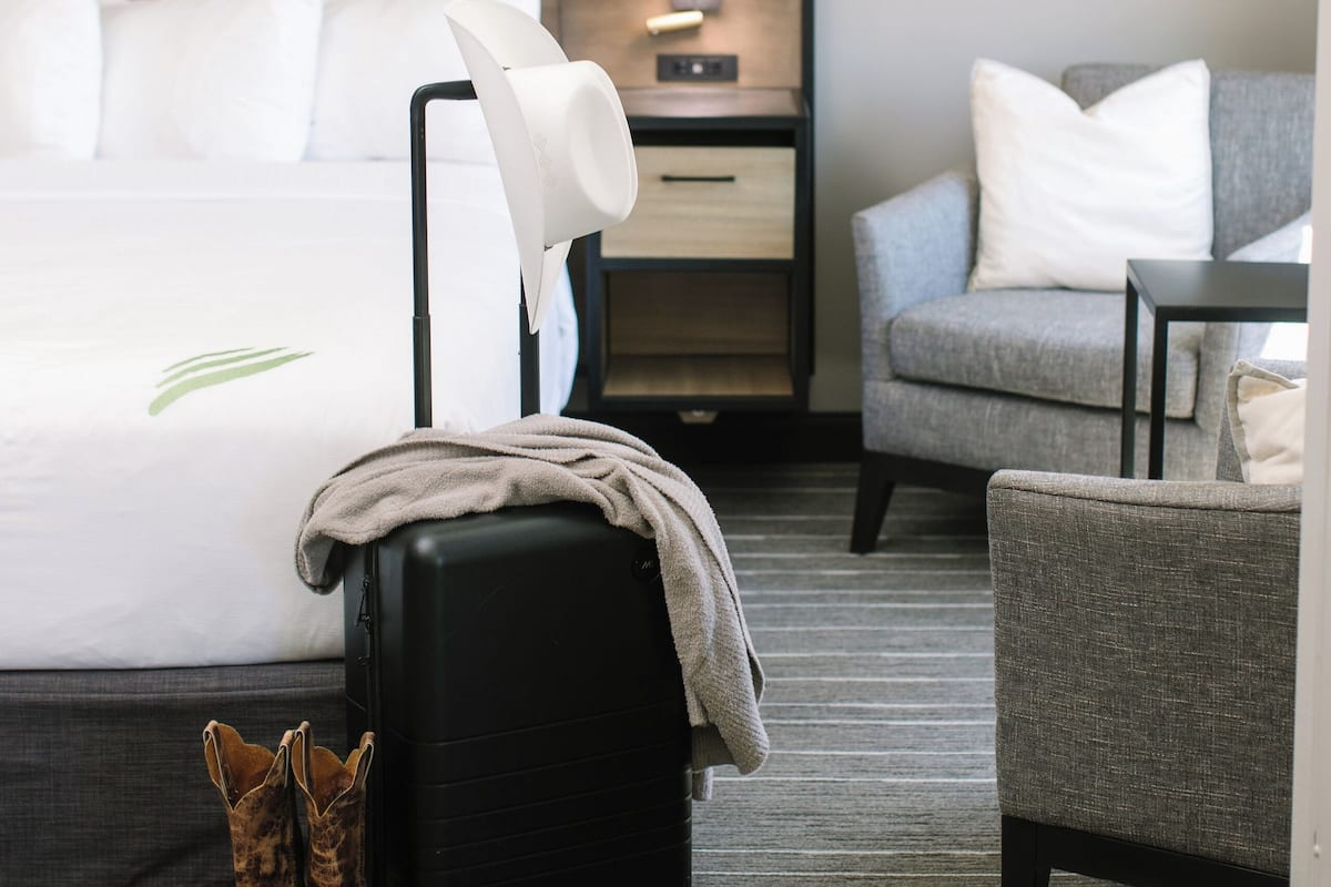 أغطية فراش متميزة وخزنة داخل الغرفة ومكتب ومساحة عمل للكمبيوتر المحمول