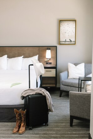 Room, 1 King Bed | Premium bedding, in-room safe, desk, laptop workspace - Hotel Windrow Downtown Ellensburg (Ellensburg)