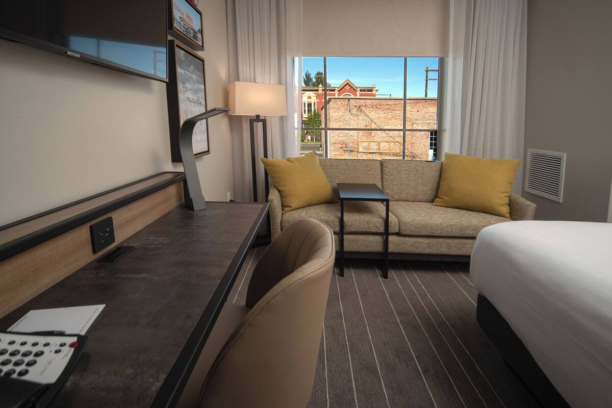 room, 1 king bed (skyline) | premium bedding, in-room safe, desk, laptop workspace