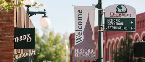 A street sign with "Welcome to Historic Ellensburg" and directions to "Historic Downtown Art/Museums."
