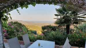 تناول الطعام بالخارج