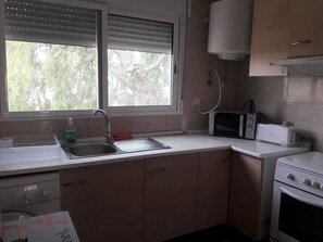 Fridge, microwave, oven, coffee/tea maker