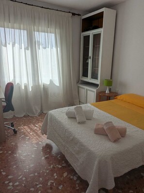 2 slaapkamers, een bureau, een strijkplank/strijkijzer, gratis wifi