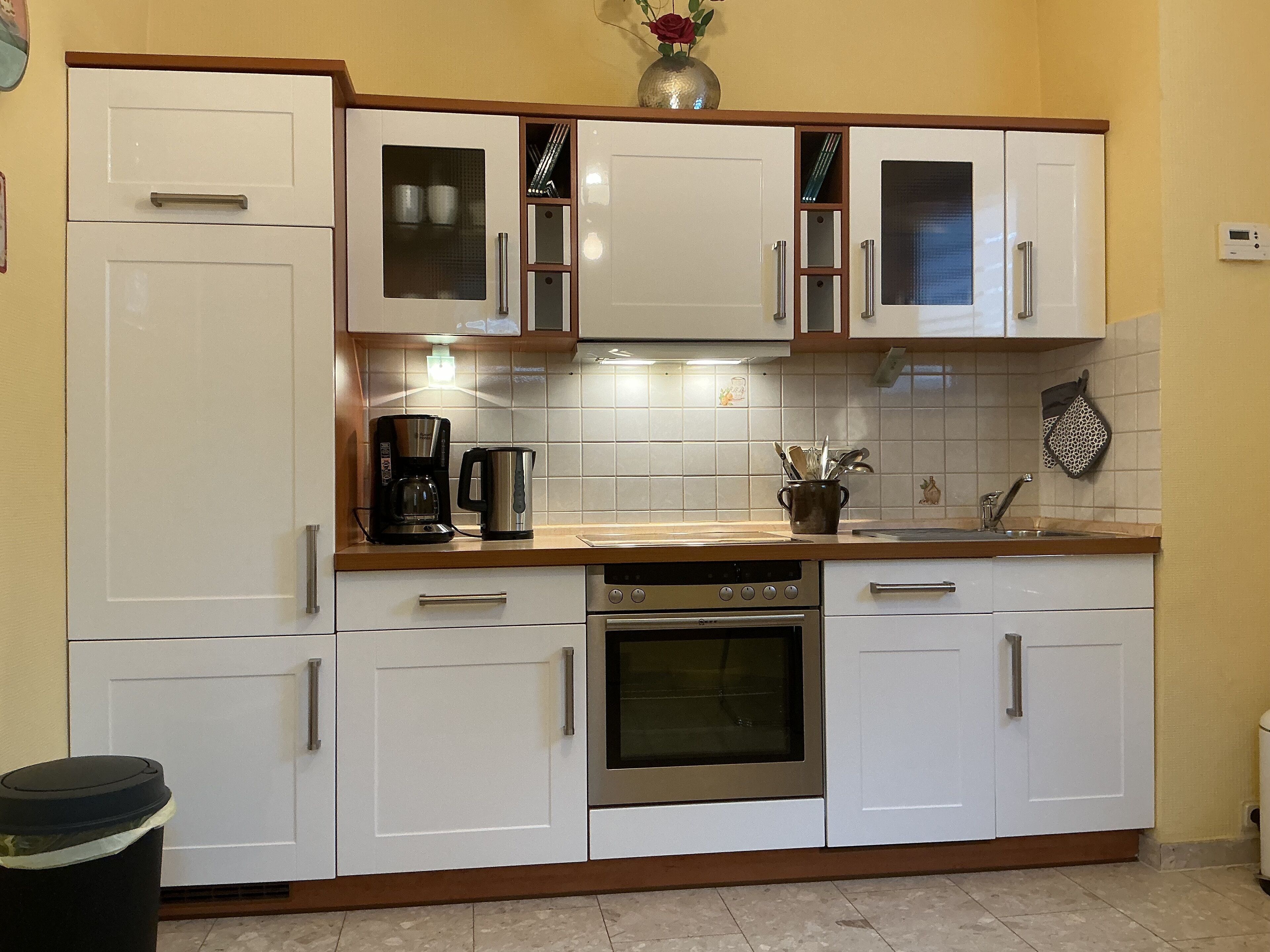 Réfrigérateur, plaque de cuisson, lave-vaisselle, cafetière/bouilloire