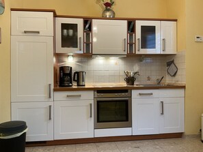 Réfrigérateur, plaque de cuisson, lave-vaisselle, cafetière/bouilloire