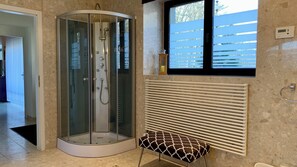 Badewanne, Regendusche, Haartrockner, Bademäntel