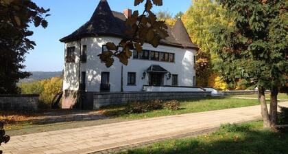 Villa Warzenburg, apartment 1 with panoramic mountain view and terrace. Vacation with a dog.