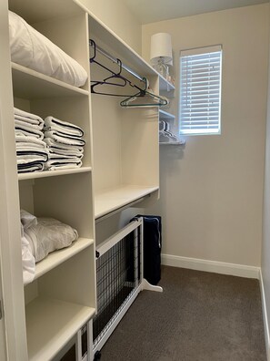 House, Multiple Beds (Sunny Ledgeview Retreat) | 3 bedrooms, iron/ironing board, free WiFi, bed sheets