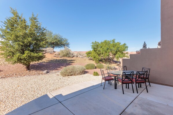 House, Multiple Beds (Sunny Ledgeview Retreat) | Outdoor dining