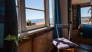 Suite, 2 slaapkamers, privébadkamer, uitzicht op zee | Woonkamer