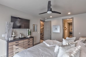 House, Multiple Beds (Fun At The Ledges) | 4 bedrooms, WiFi, bed sheets
