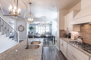 Casa de ciudad, varias camas (Southern Hills Escape) | Cocina privada | Refrigerador, microondas, horno y parrilla de estufa 