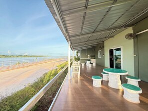 32-inch flat-screen TV with satellite channels - Nokhuuk's House at Rimkhong (Tha Bo)