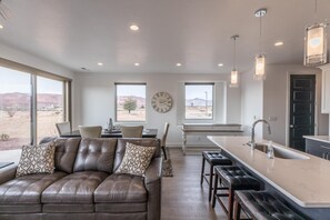 House, Multiple Beds (Canyon Views) | Living area