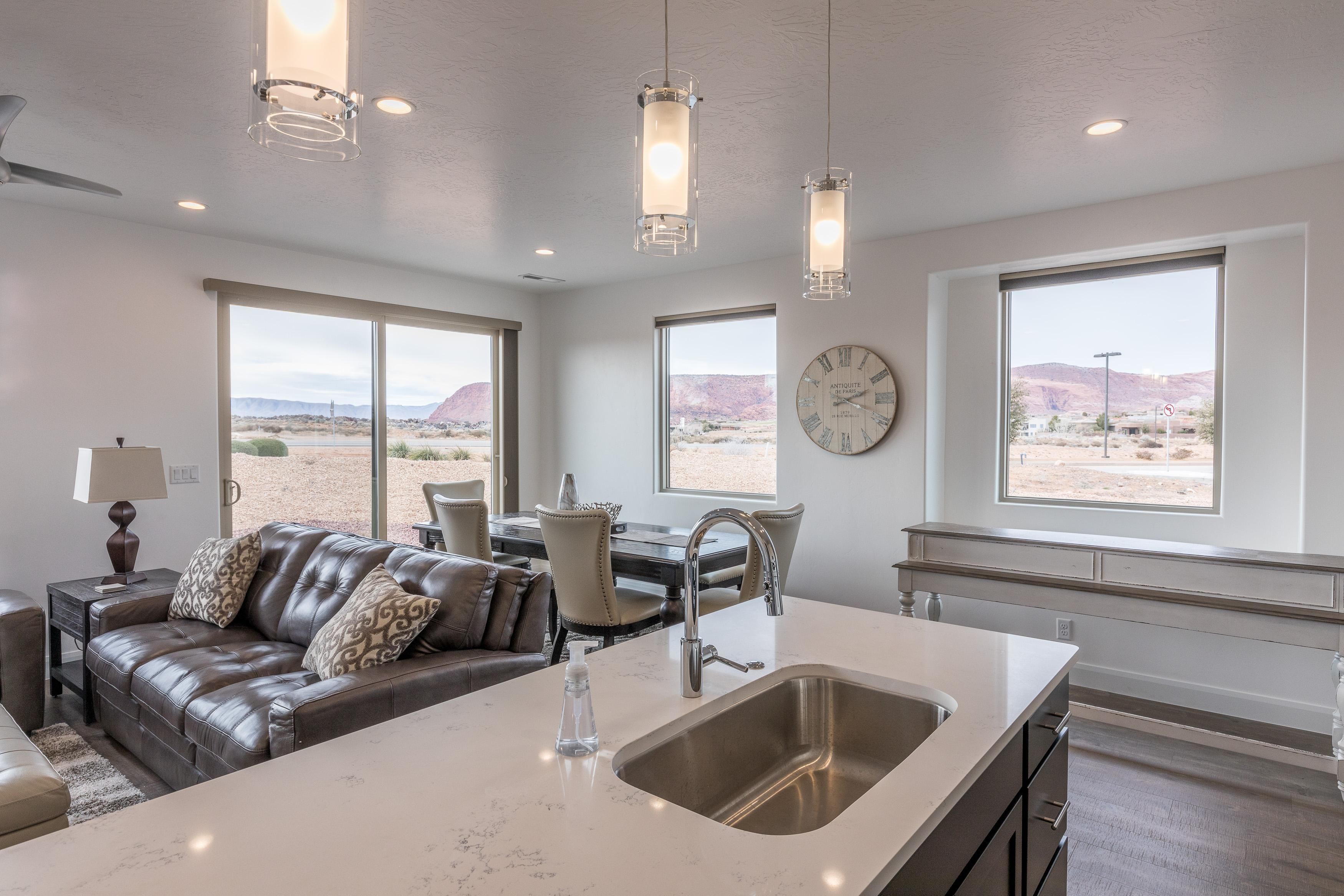 Resortwoning, meerdere bedden (Canyon Views) | Privékeuken | Een oven, een broodrooster, kookgerei, borden en bestek, een vriezer