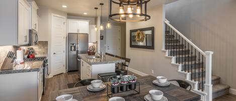 聯排別墅, 多張床 (The Gathering Place) | 私人廚房 | 電冰箱、微波爐、烤箱、爐台