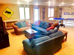 TV, fireplace, DVD player - W62 Mount Wash Place Townhome, AC, seasonal views, fireplace, large deck, yard, and ping pong! (Bretton Woods)