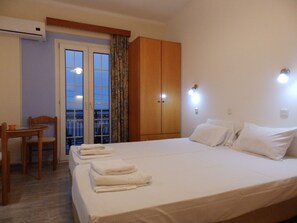 1 bedroom, iron/ironing board, WiFi, bed sheets - THALASSOLYKOS ( Studio Sea view) (Poros, Cephalonia)