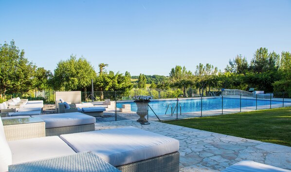 Una piscina al aire libre