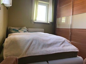 2 bedrooms, desk, WiFi, bed sheets