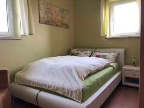 2 bedrooms, desk, WiFi, bed sheets