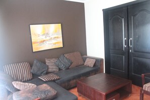 Căn hộ Deluxe, 2 phòng ngủ, quang cảnh biển | Phòng khách | TV màn hình phẳng 