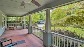 A covered porch with a ceiling fan, a table, and a bench. - Spacious Downtown Chico Home ~ Half Mile to CSU! (Chico)