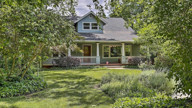 A house with a front porch, surrounded by lush greenery and a well-maintained lawn. - Spacious Downtown Chico Home ~ Half Mile to CSU! (Chico)