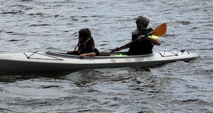 Vesinäkymä, rannan vieressä, lyhyen kävelymatkan päässä uima-altaalta