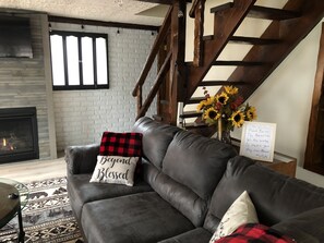 Smart TV, fireplace, video games - Waterview, air conditioning, adjacent to the beach, covered front and rear decks (Pocono Lake)