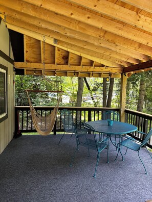 Outdoor dining - Waterview, air conditioning, adjacent to the beach, covered front and rear decks (Pocono Lake)