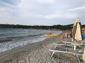 Plage, chaises longues, serviettes de plage